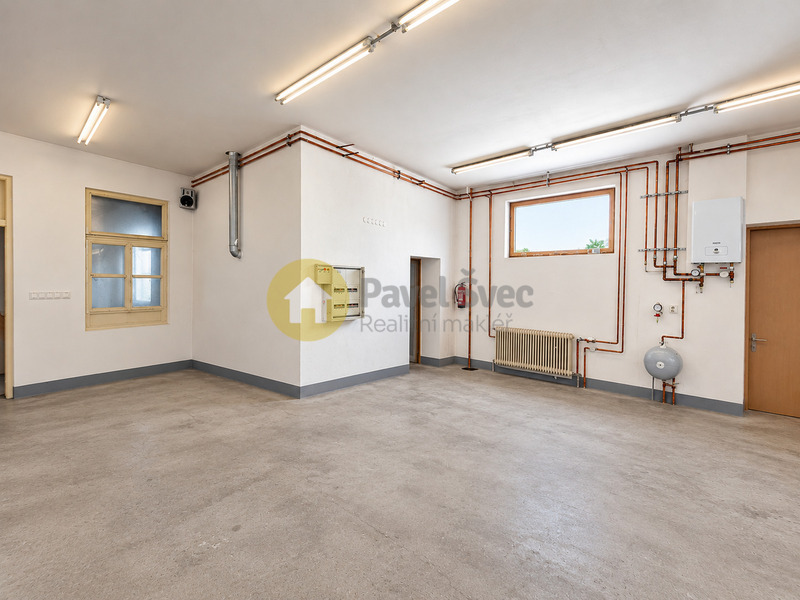 Dům s komerčním prostorem, dílnou a bytem v Písku. Užitná plocha 297 m2.