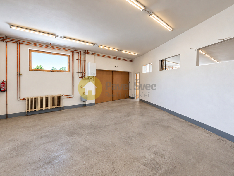 Dům s komerčním prostorem, dílnou a bytem v Písku. Užitná plocha 297 m2.