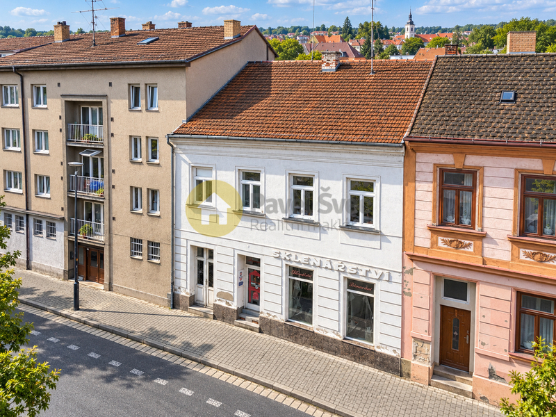 Dům s komerčním prostorem, dílnou a bytem v Písku. Užitná plocha 297 m2.