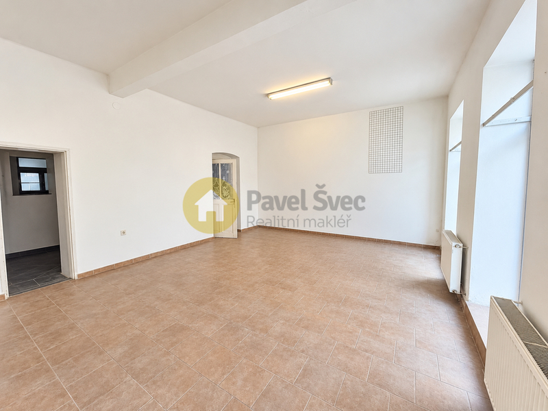 Dům s komerčním prostorem, dílnou a bytem v Písku. Užitná plocha 297 m2.