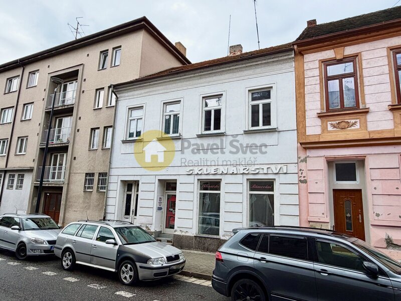 Dům s komerčním prostorem, dílnou a bytem v Písku. Užitná plocha 297 m2.