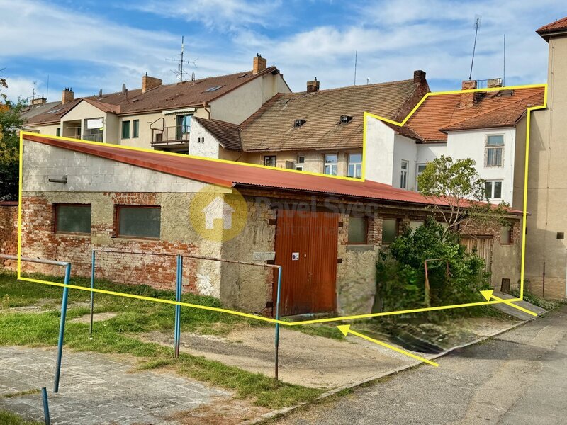 Dům s komerčním prostorem, dílnou a bytem v Písku. Užitná plocha 297 m2.
