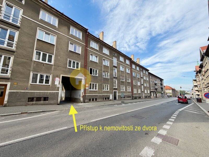 Dům s komerčním prostorem, dílnou a bytem v Písku. Užitná plocha 297 m2.