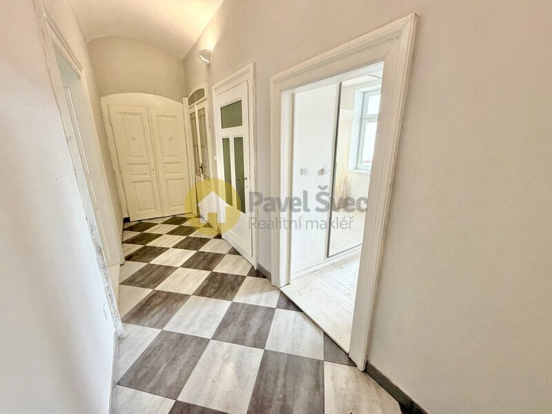 Dům s komerčním prostorem, dílnou a bytem v Písku. Užitná plocha 297 m2.