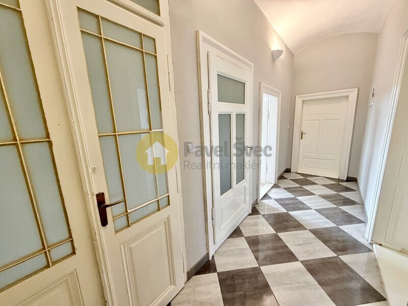 Dům s komerčním prostorem, dílnou a bytem v Písku. Užitná plocha 297 m2.