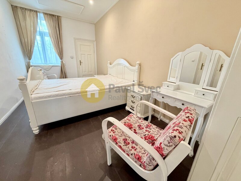 Dům s komerčním prostorem, dílnou a bytem v Písku. Užitná plocha 297 m2.