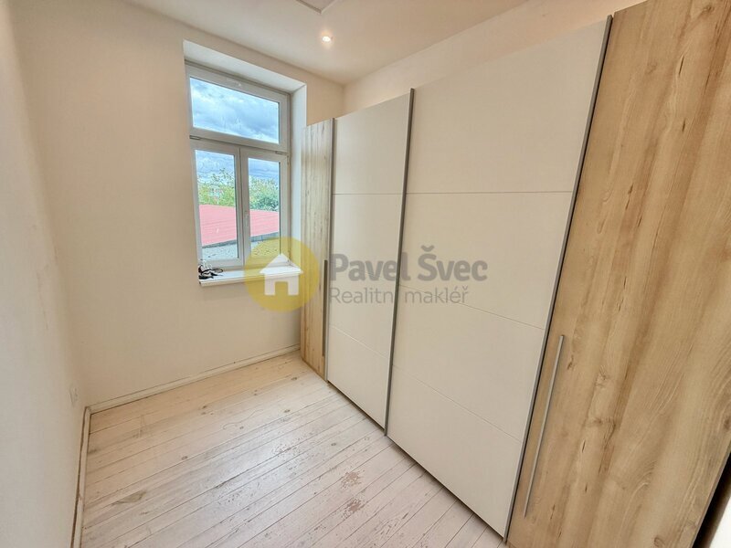 Dům s komerčním prostorem, dílnou a bytem v Písku. Užitná plocha 297 m2.