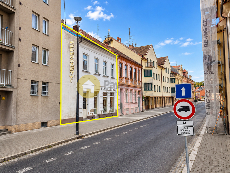 Dům s komerčním prostorem, dílnou a bytem v Písku. Užitná plocha 297 m2.