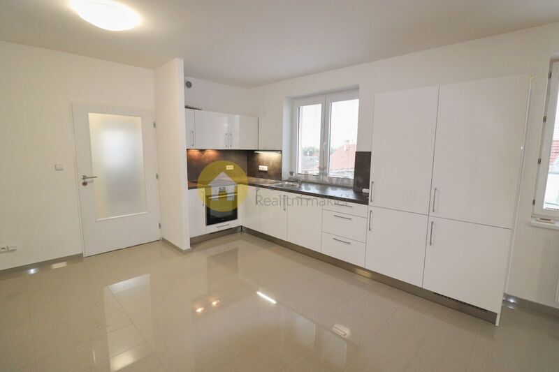 Pronájem atypického 3+kk, 86 m2, parkovací stání