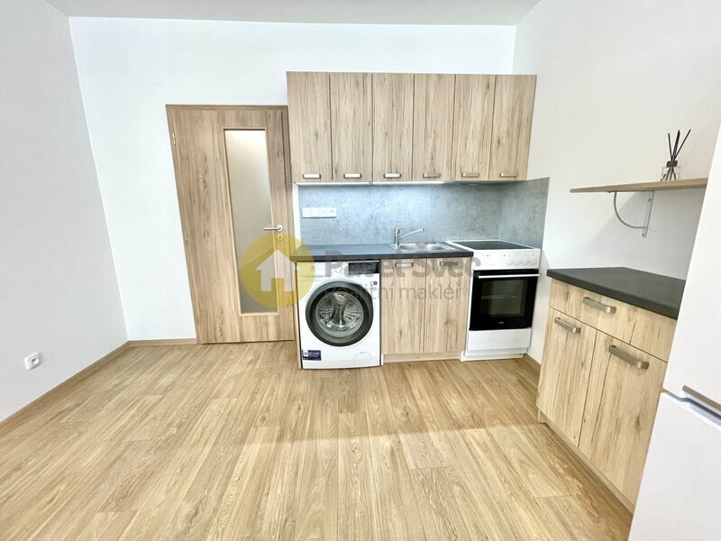 Pronájem nově rekonstruované garsonky, 32 m2/sklep, Strakonice