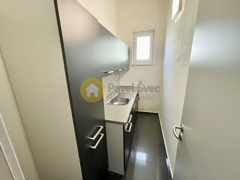 Pronájem kanceláře 15 m2 a skladu 17 m2, ul. Pekárenská - Č. Budějovice