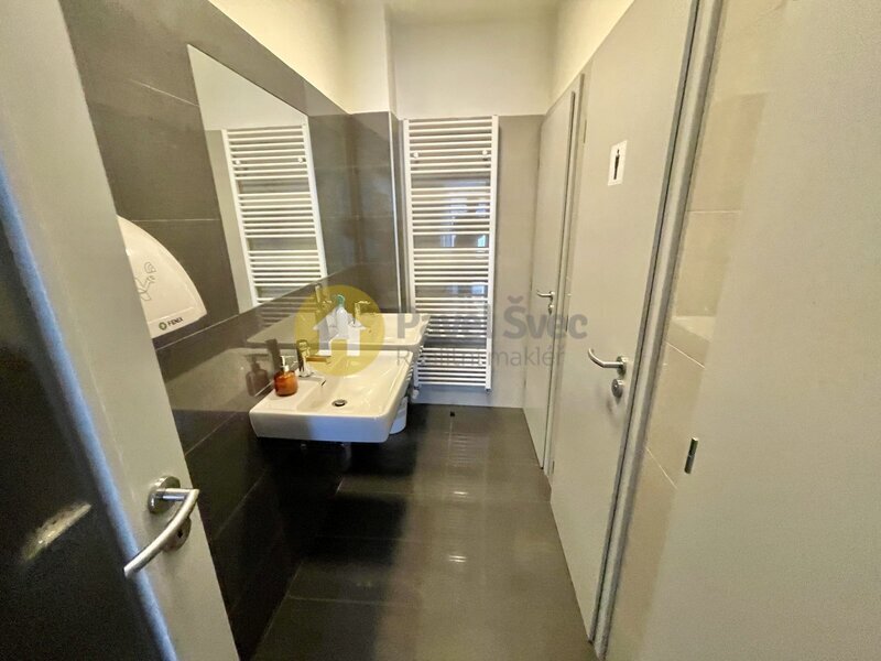 Pronájem kanceláře 15 m2 a skladu 17 m2, ul. Pekárenská - Č. Budějovice