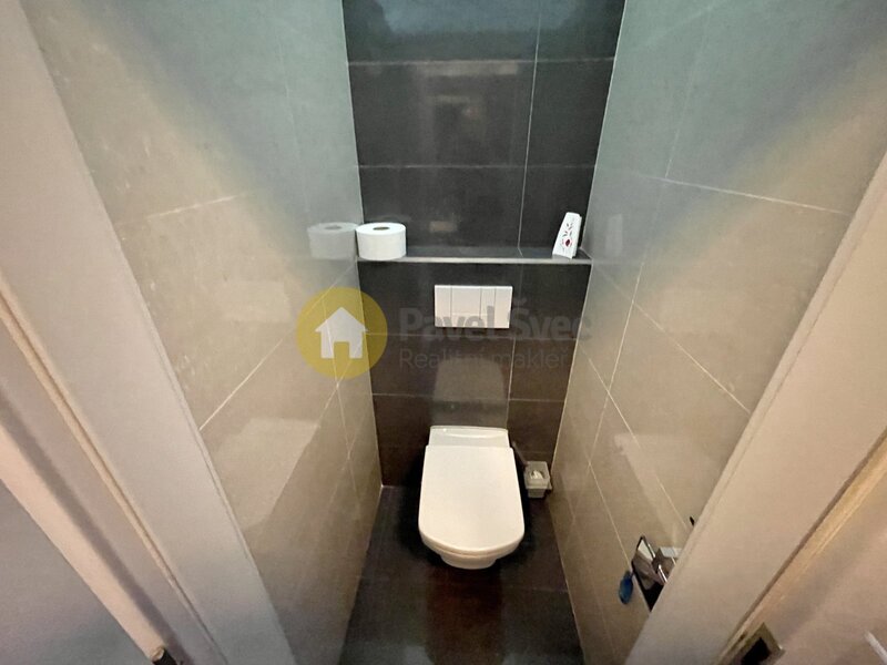 Pronájem kanceláře 15 m2 a skladu 17 m2, ul. Pekárenská - Č. Budějovice