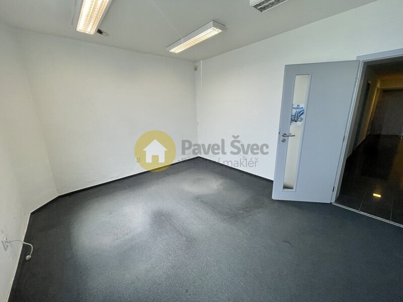 Pronájem kanceláře 15 m2 a skladu 17 m2, ul. Pekárenská - Č. Budějovice