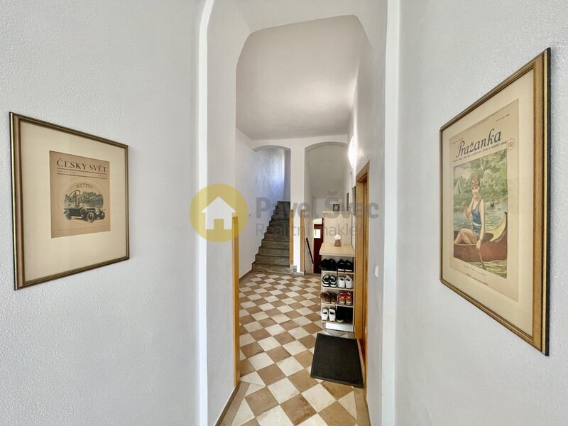 Prostorný rodinný dům s FVE, tři byty s užitnou plochou 215 m2 a krásnou zahradou - Strakonice