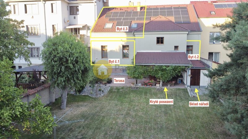 Prostorný rodinný dům s FVE, tři byty s užitnou plochou 215 m2 a krásnou zahradou - Strakonice