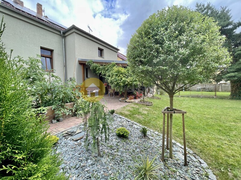 Prostorný rodinný dům s FVE, tři byty s užitnou plochou 215 m2 a krásnou zahradou - Strakonice