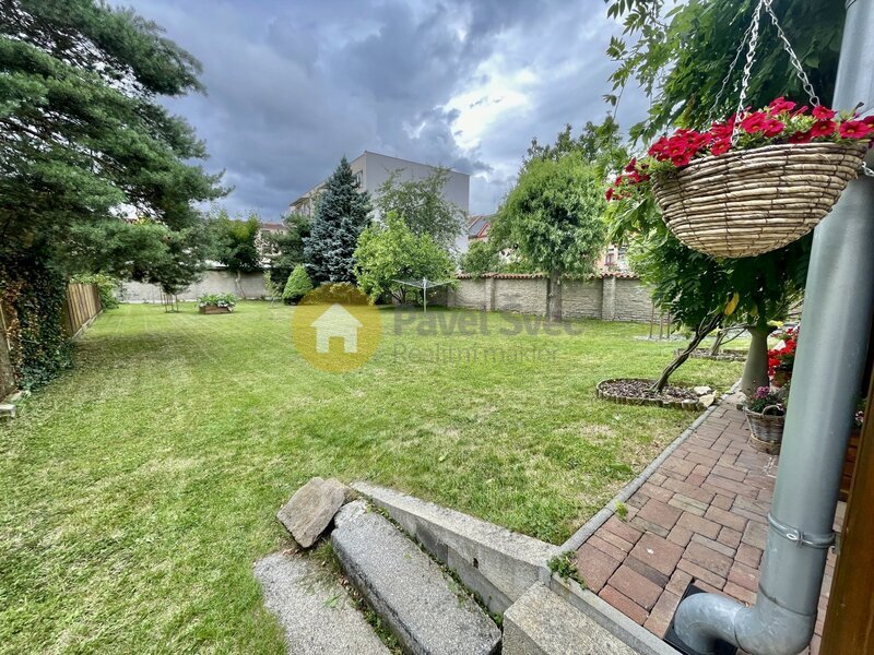 Prostorný rodinný dům s FVE, tři byty s užitnou plochou 215 m2 a krásnou zahradou - Strakonice