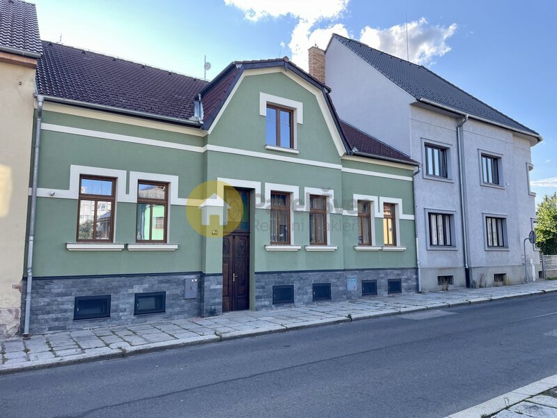 Prostorný rodinný dům s FVE, tři byty s užitnou plochou 215 m2 a krásnou zahradou - Strakonice