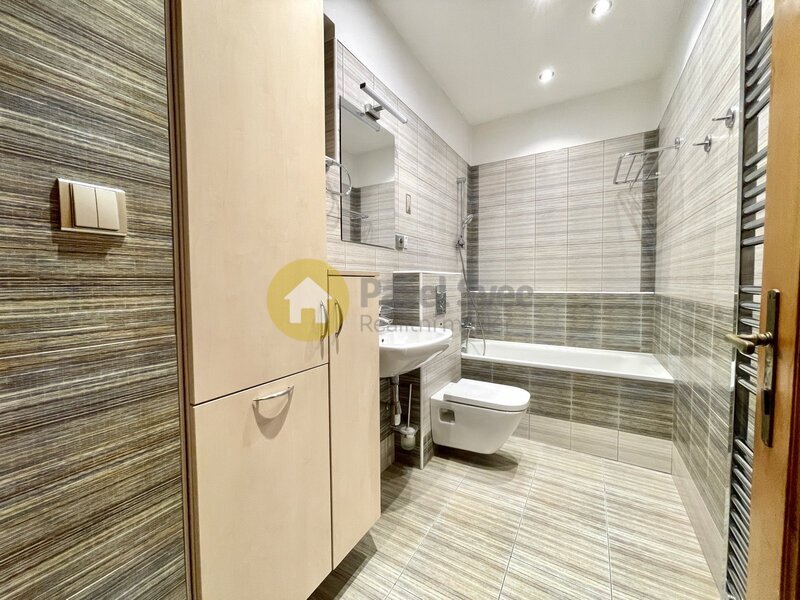 Prostorný rodinný dům s FVE, tři byty s užitnou plochou 215 m2 a krásnou zahradou - Strakonice