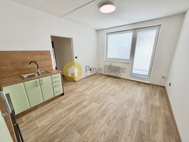 Pronájem 2+kk, 41 m2, balkon/sklep, sídliště Mír, Strakonice
