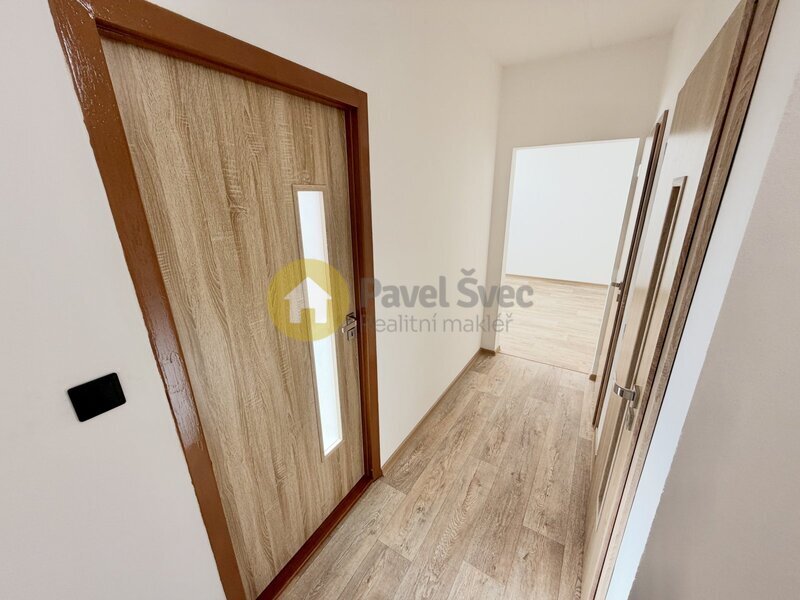 Pronájem 2+kk, 41 m2, balkon/sklep, sídliště Mír, Strakonice
