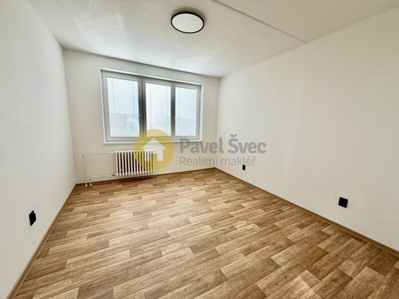 Pronájem 2+kk, 41 m2, balkon/sklep, sídliště Mír, Strakonice