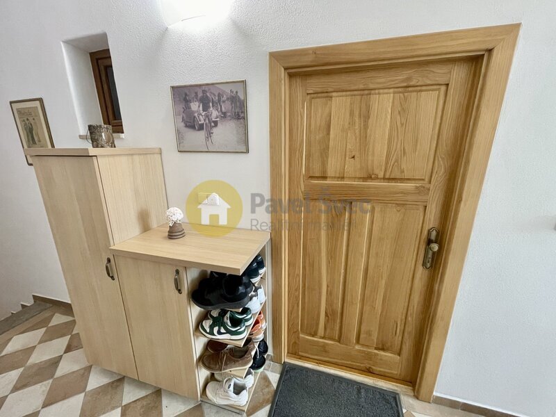Prostorný dům se třemi byty, zahradou a moderní FVE - Strakonice, širší centrum.