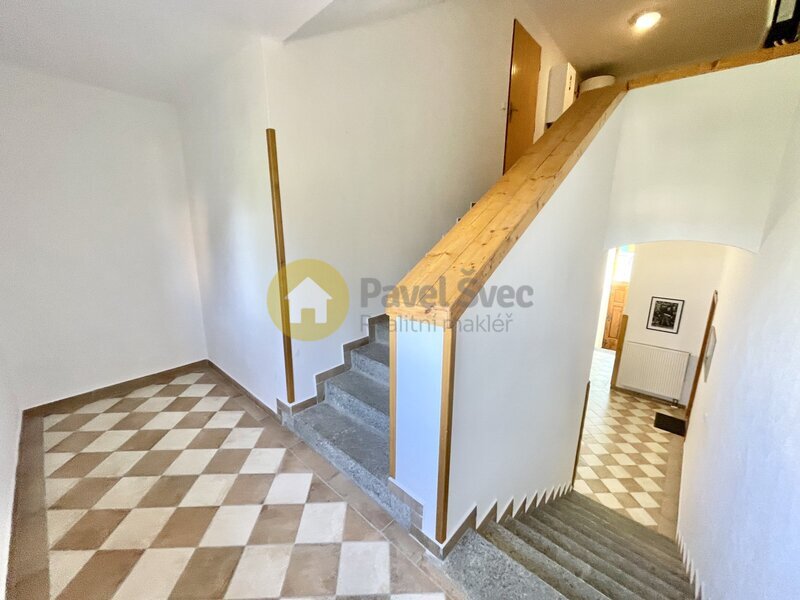 Prostorný dům se třemi byty, zahradou a moderní FVE - Strakonice, širší centrum.