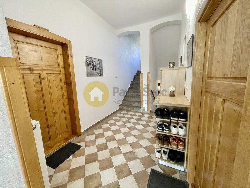 Prostorný dům se třemi byty, zahradou a moderní FVE - Strakonice, širší centrum.