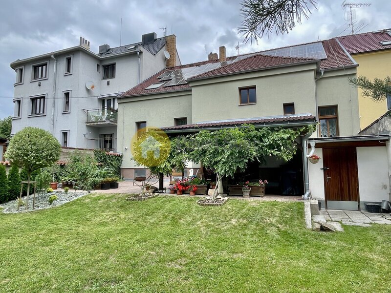 Prostorný dům se třemi byty, zahradou a moderní FVE - Strakonice, širší centrum.