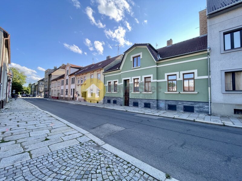Prostorný dům se třemi byty, zahradou a moderní FVE - Strakonice, širší centrum.