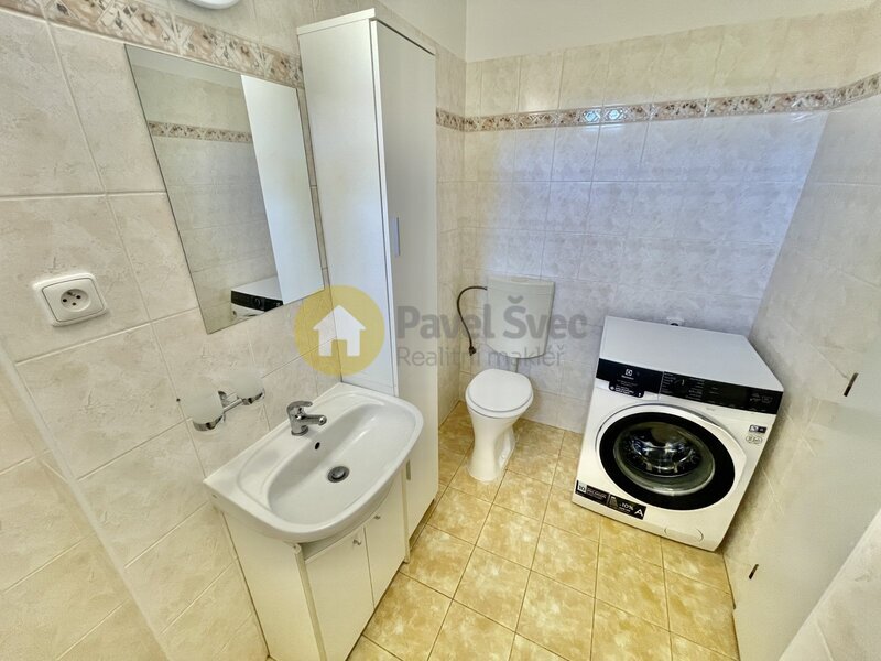 Prostorný dům se třemi byty, zahradou a moderní FVE - Strakonice, širší centrum.