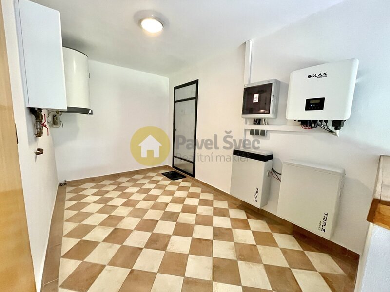 Prostorný dům se třemi byty, zahradou a moderní FVE - Strakonice, širší centrum.
