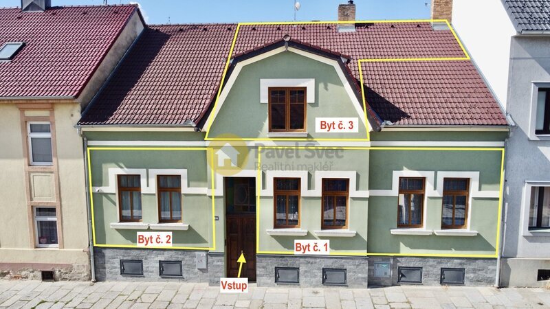 Prostorný dům se třemi byty, zahradou a moderní FVE - Strakonice, širší centrum.