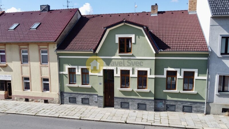 Prostorný dům se třemi byty, zahradou a moderní FVE - Strakonice, širší centrum.
