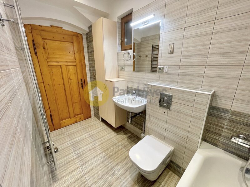 Prostorný dům se třemi byty, zahradou a moderní FVE - Strakonice, širší centrum.