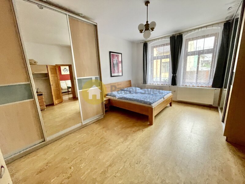 Prostorný dům se třemi byty, zahradou a moderní FVE - Strakonice, širší centrum.