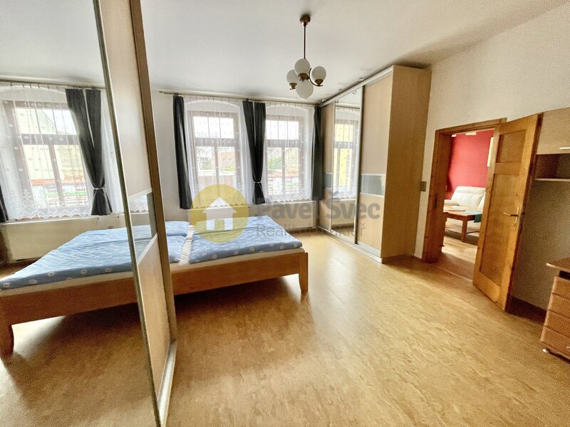 Prostorný dům se třemi byty, zahradou a moderní FVE - Strakonice, širší centrum.