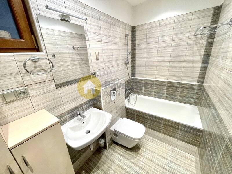 Prostorný dům se třemi byty, zahradou a moderní FVE - Strakonice, širší centrum.