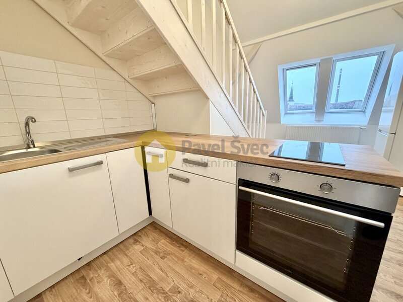 Pronájem mezonetového bytu 1+kk, 32 m2, centrum města Strakonic