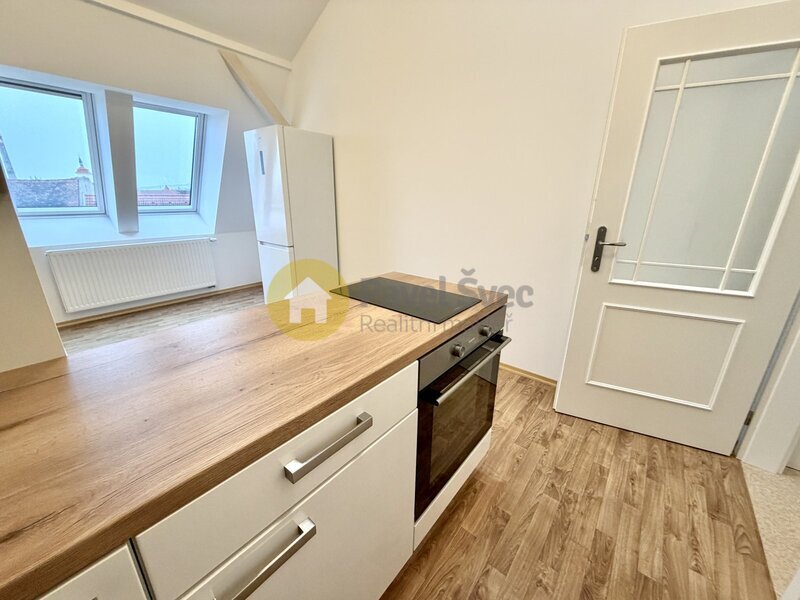 Pronájem mezonetového bytu 1+kk, 32 m2, centrum města Strakonic