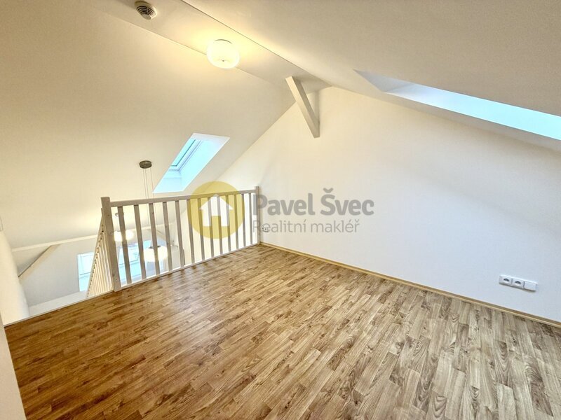 Pronájem mezonetového bytu 1+kk, 32 m2, centrum města Strakonic