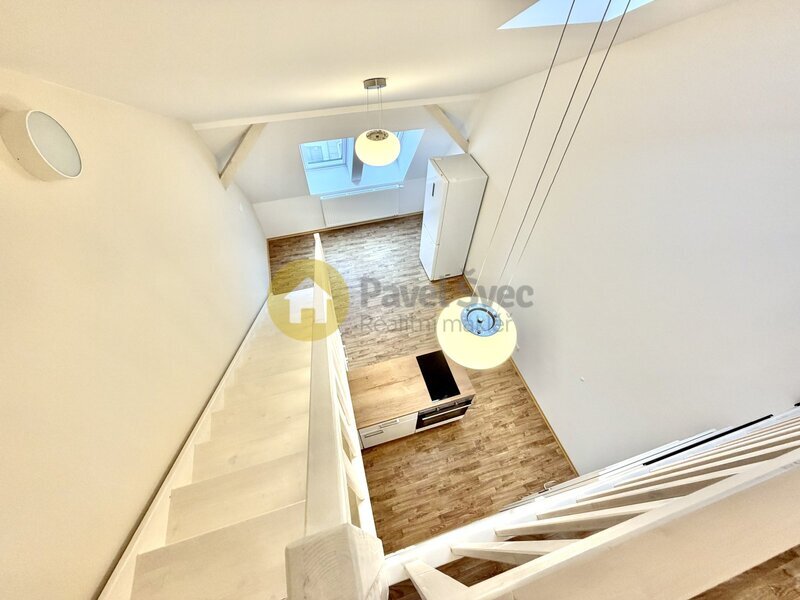 Pronájem mezonetového bytu 1+kk, 32 m2, centrum města Strakonic