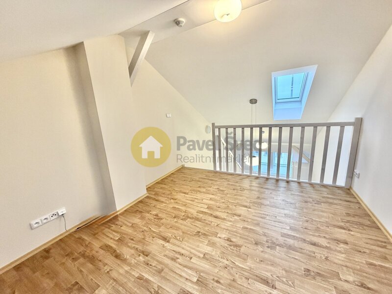 Pronájem mezonetového bytu 1+kk, 32 m2, centrum města Strakonic