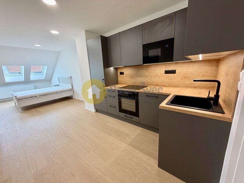 Pronájem nové podkrovní garsonky 53 m2, Strakonice
