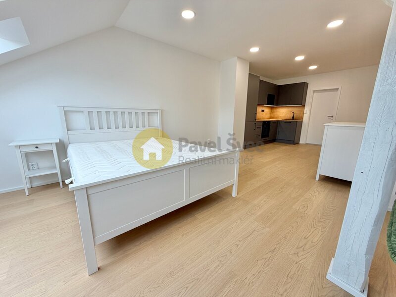 Pronájem nové podkrovní garsonky 53 m2, Strakonice