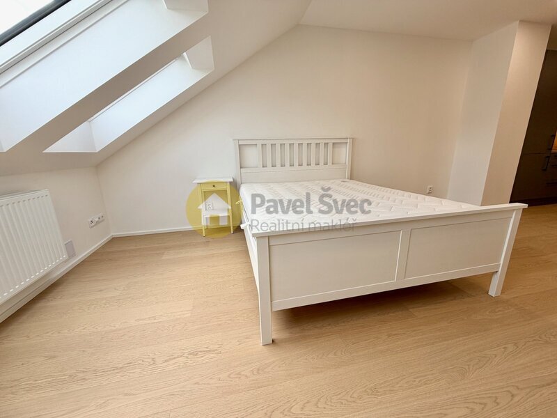 Pronájem nové podkrovní garsonky 53 m2, Strakonice