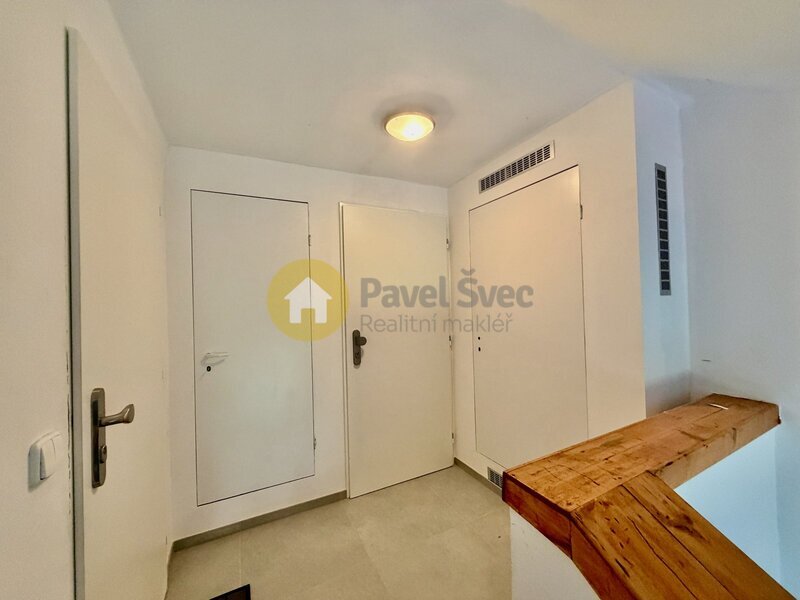 Pronájem nové podkrovní garsonky 53 m2, Strakonice